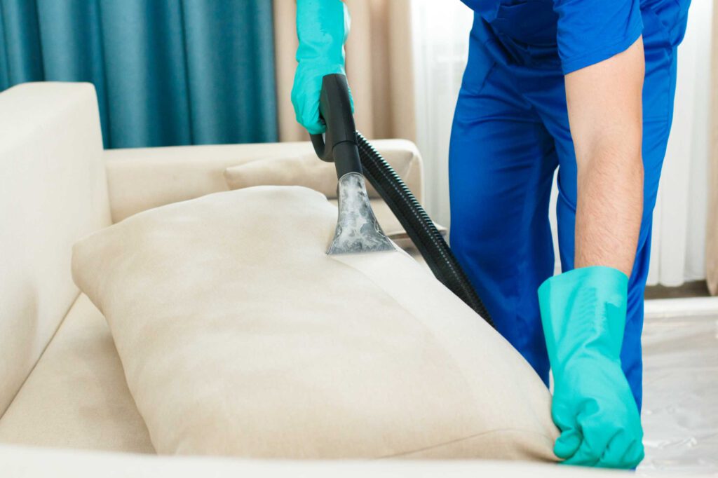 sofa reinigung mit einem nasssauger