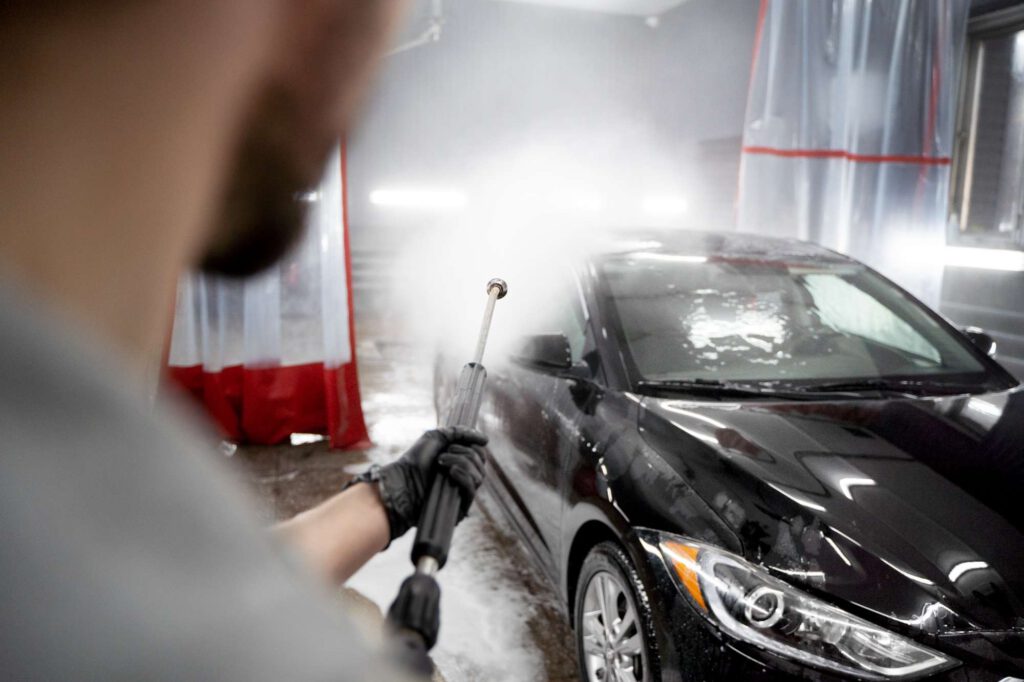 Autoaufbereitung Auto waschen in der Halle