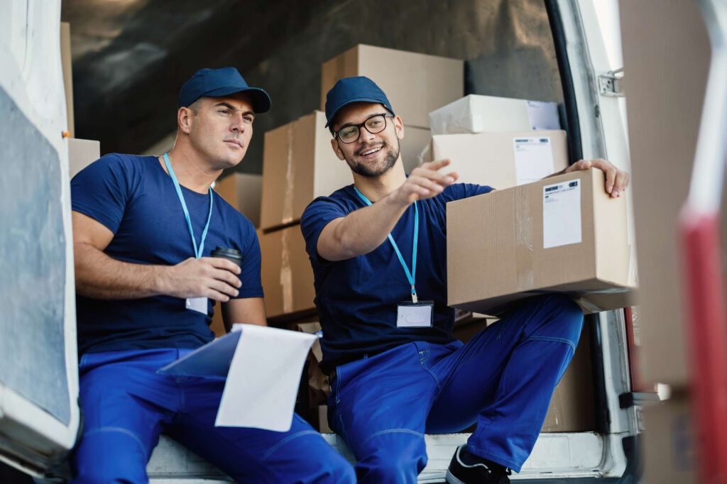 Mitarbeiter auf einem Transporter