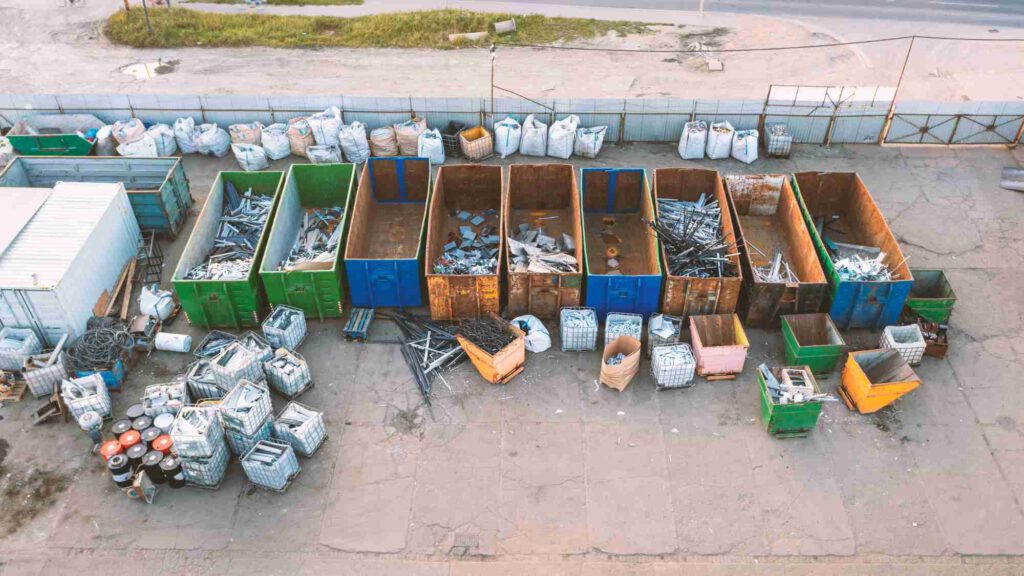 verschiedene Container in Sachen sortiert