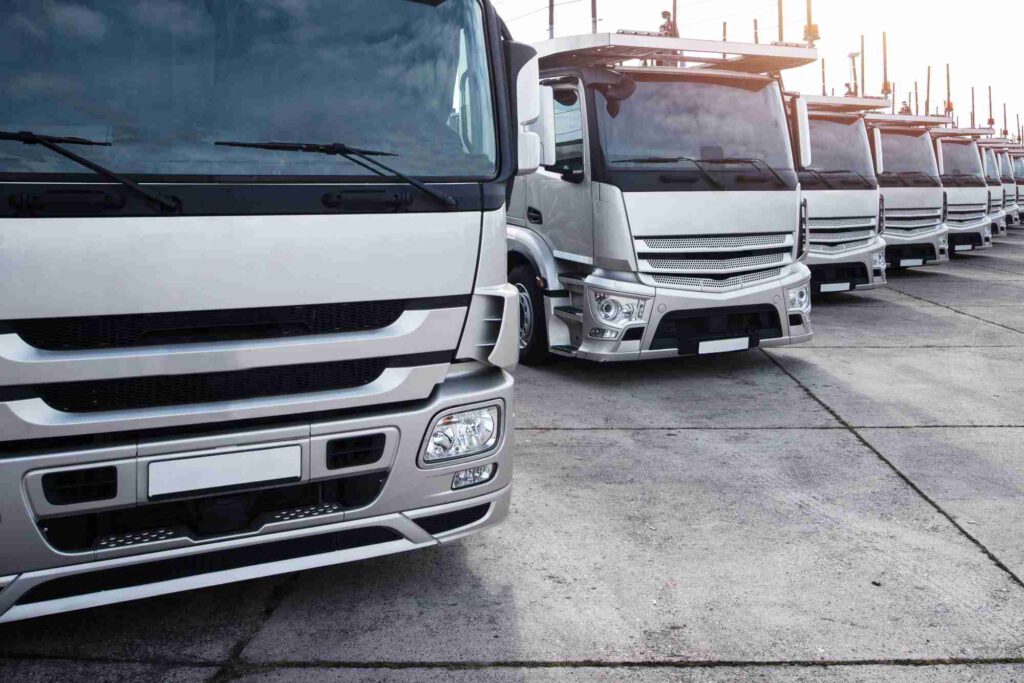 lkw in einer reihe geparkt