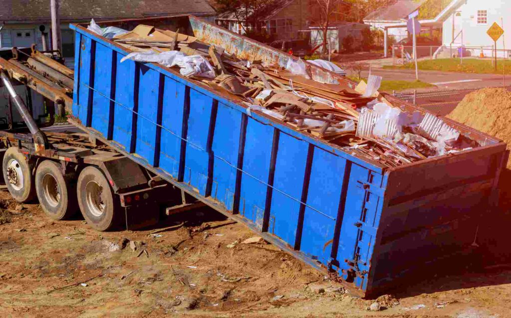 voll blauer Sperrmüll Container